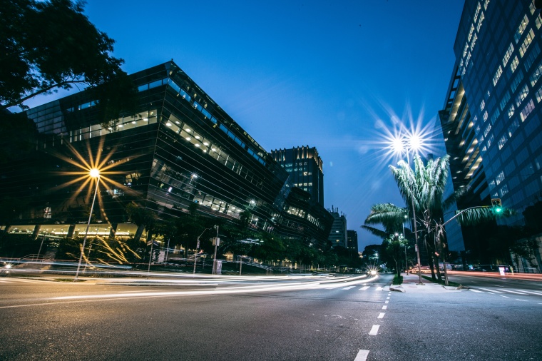 路 道路 城市 马路 夜色 建筑 路灯 背景图 高清背景图片 图片素材 