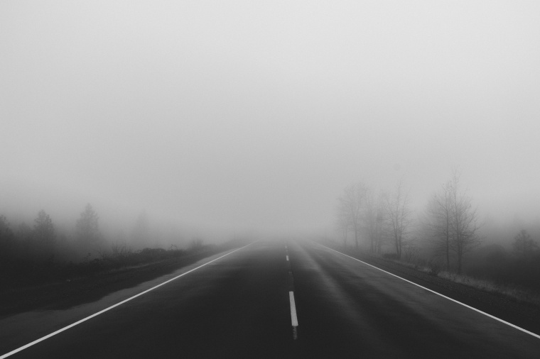 路 道路 旷野 马路 天空 雾 大雾 背景图 高清背景图片 图片素材 