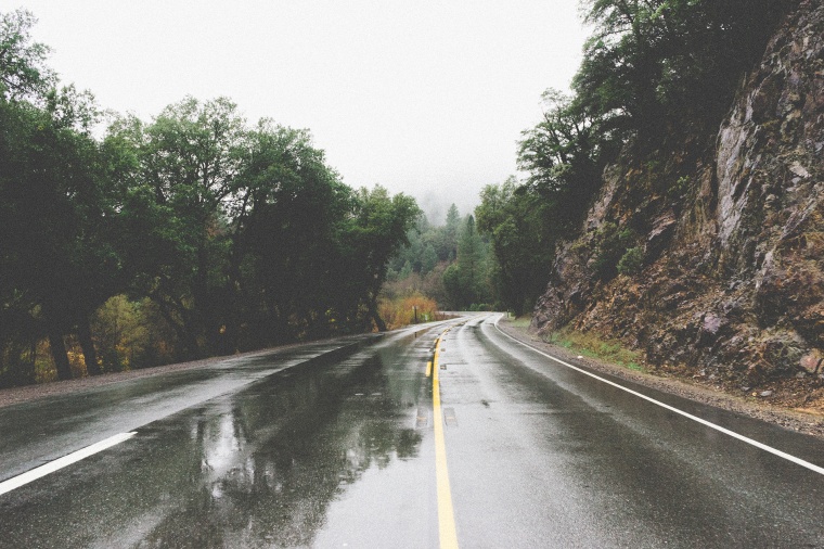 路 道路 山脉 山道 山路 马路 雨 下雨天 背景图 高清背景图片 图片素材 