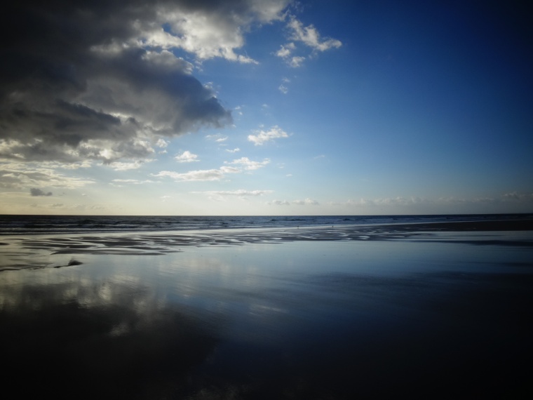海滩 海边 沙滩 天空 自然 海 大海 蓝天 乌云 风景 背景图 高清背景 背景 