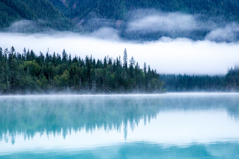 湖 湖泊 湖水 湖面 树林 蓝天 风景 自然 背景 背景图 高清背景 