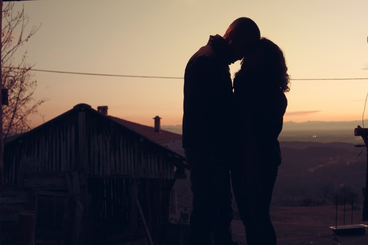 爱情 拥抱 亲吻 吻 男人 女人 浪漫 唯美 黄昏 背景 背景图 高清背景 
