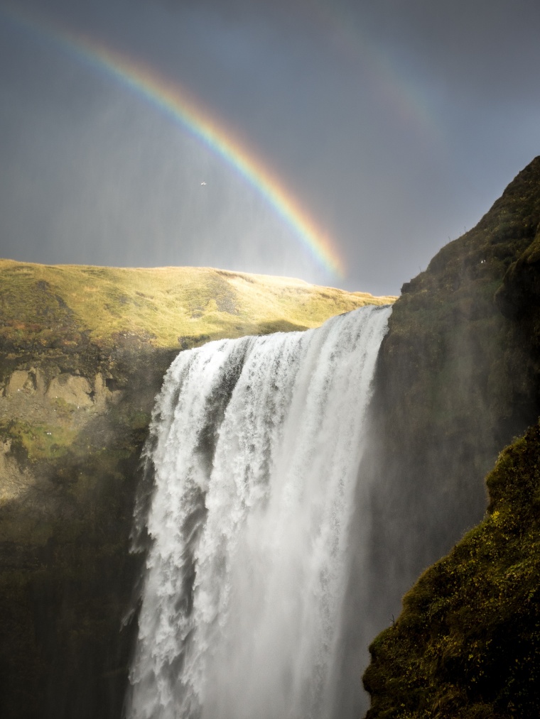 瀑布 水流 树林 岩石 峭壁 彩虹 壮观 风景 美景 背景图 高清背景 背景 