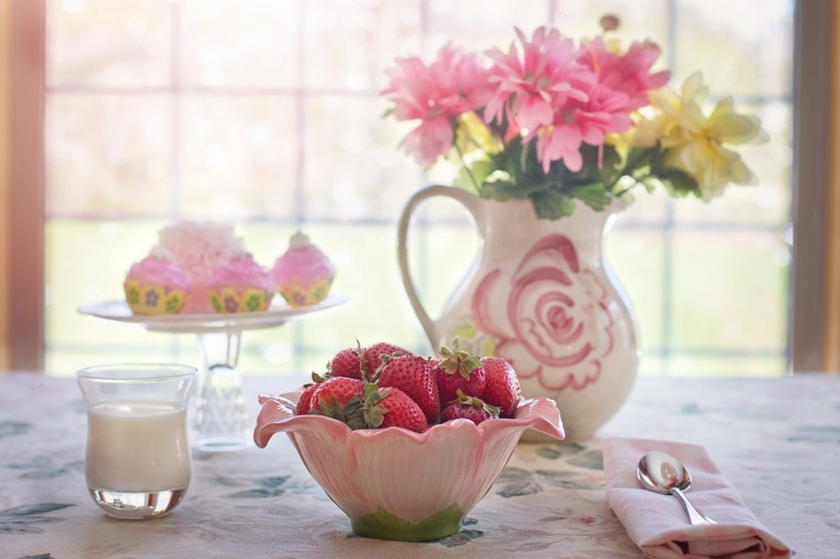 草莓 水果 杯子 玻璃杯 牛奶 背景图 高清背景 背景 