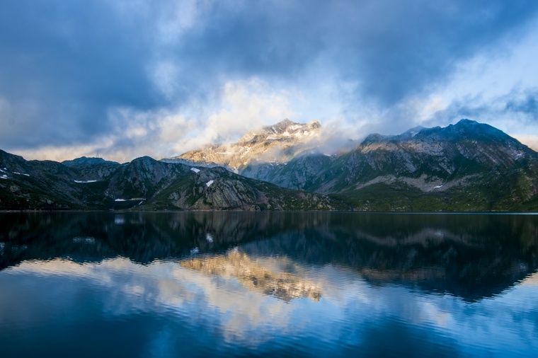 山峰 山 山脉 湖泊 湖 天空 自然 风景 背景图 高清背景 背景 