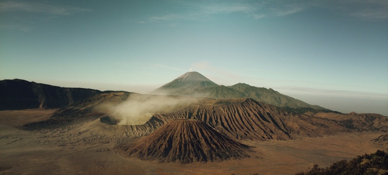 山峰 山 山脉 云雾 火山口 火山 天空 自然 风景 背景图 高清背景 背景 