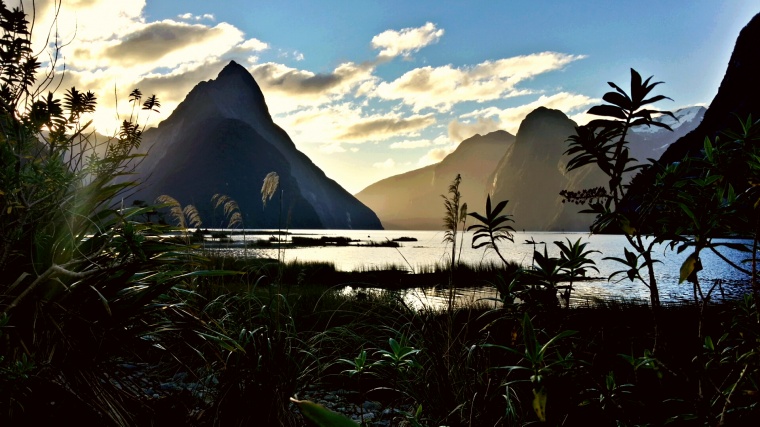 山峰 山 山脉 湖泊 湖 天空 自然 风景 背景图 高清背景 背景 