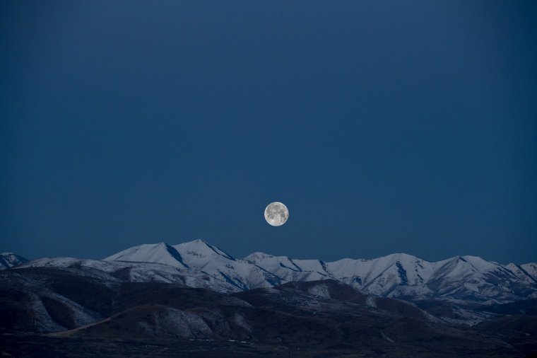 山峰 山 山脉 明月 月亮 天空 自然 风景 背景图 高清背景 背景 