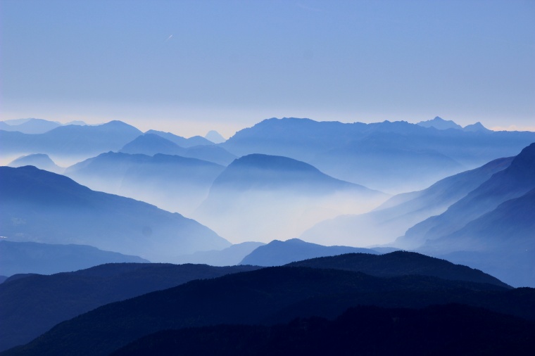 山峰 山 山脉 云雾  天空 自然 风景 背景图 高清背景 背景 
