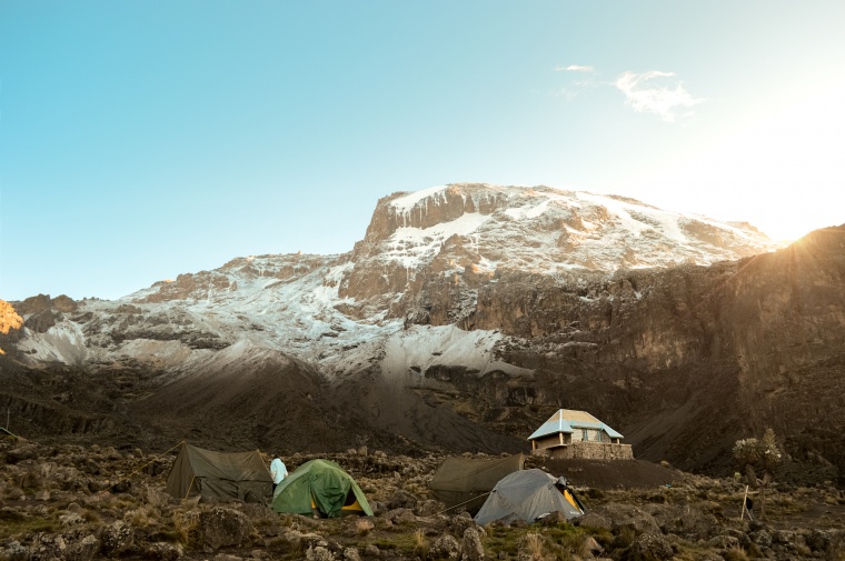 山峰 山 山脉 雪山 帐篷 天空 自然 风景 