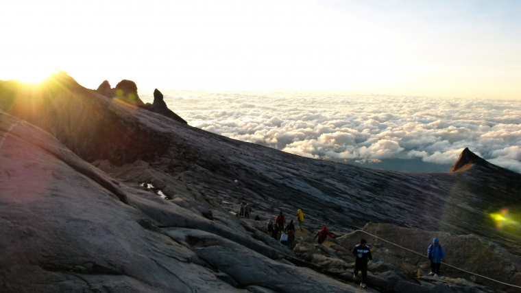 山峰 山 山脉 山顶 人 登山 日出 群山 云雾 自然 风景 