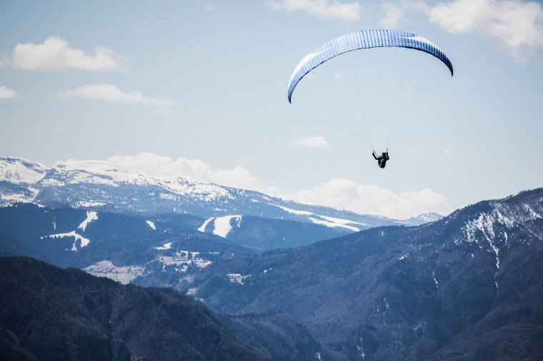 山峰 山 山脉 天空 人 降落伞 自然 风景 