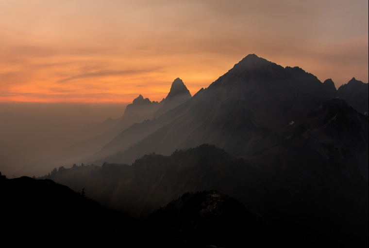 山峰 山 山脉 黄昏 天空 自然 风景 背景图 高清背景 背 