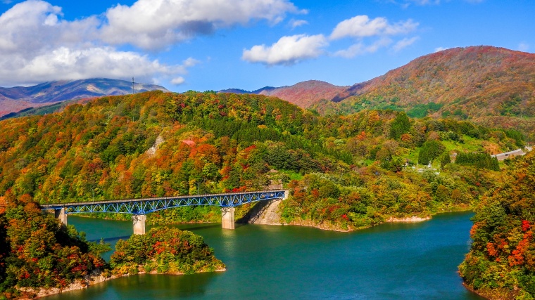 山峰 山 山脉 湖泊 湖 桥 景区 天空 自然 风景 