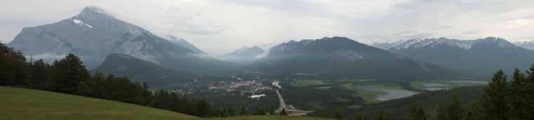 山峰 山 山脉 山坡 小镇 自然 风景 