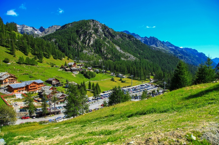 山峰 山 山脉 天空 山坡 树林 房子 自然 风景 