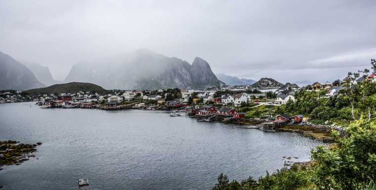 山峰 山 山脉 湖泊 湖 小镇 天空 自然 风景 