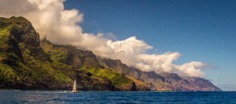 山峰 山 山脉 湖泊 湖 白云 天空 自然 风景 