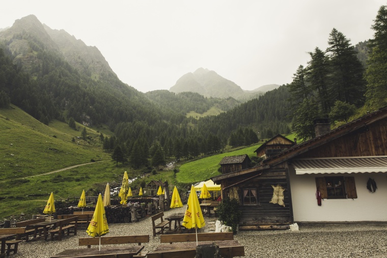 山峰 山 山脉 树林 木屋 景区 天空 自然 风景 