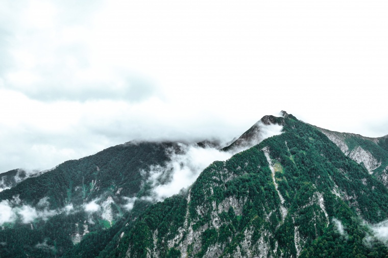 山峰 山 山脉 树林 山坡 湖 天空 自然 风景 