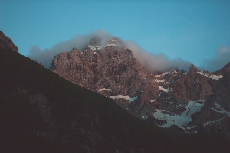 山峰 山 山脉 雪山 山谷 天空 自然 风景 