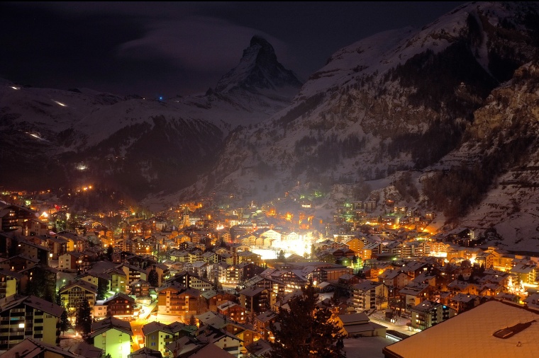 山峰 山 山脉 山谷 小镇 夜景 天空 自然 风景 