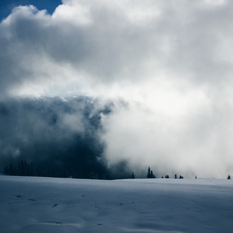 山峰 山 山脉 雪山 云雾 天空 自然 风景 