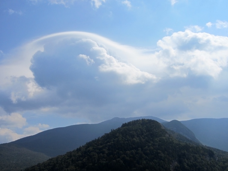 山峰 山 山脉 山顶 白云 天空 自然 风景 