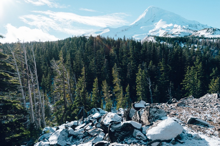 山峰 山 山脉 树林 雪山 天空 自然 风景 