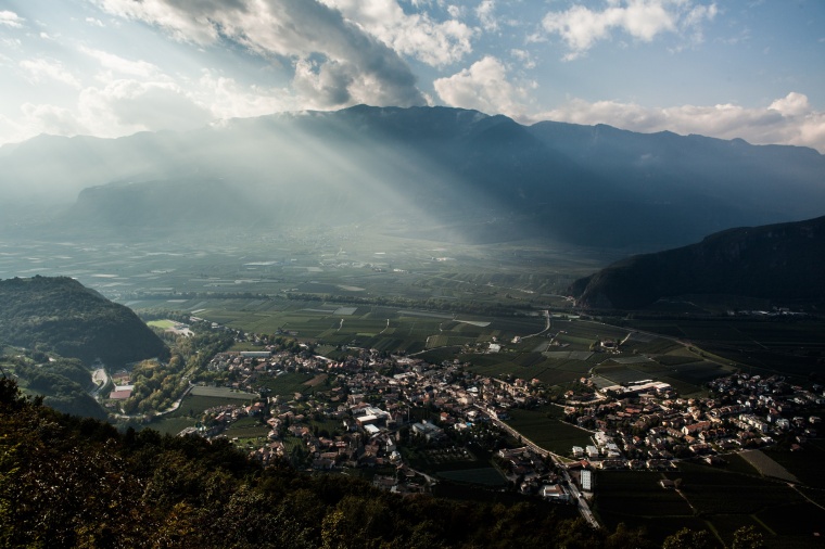 山峰 山 山脉 山川 山谷 小镇 自然 风景 