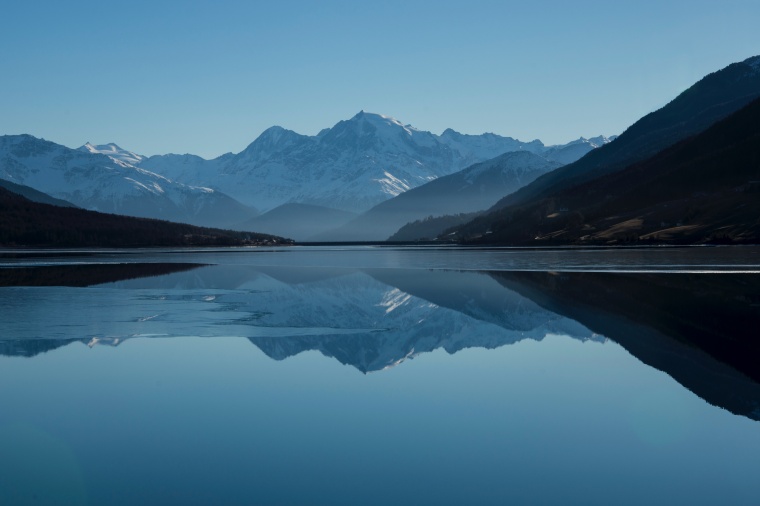 山峰山脉 山峰 山脉 自然 自然风光 水面 湖面 大气 大气背景 